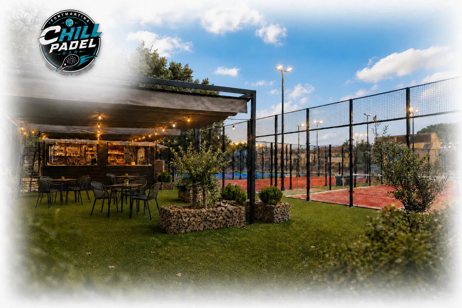 Chill Padel Fontmartina: terrassa amb taules, bar i pistes de pàdel sota un cel blau