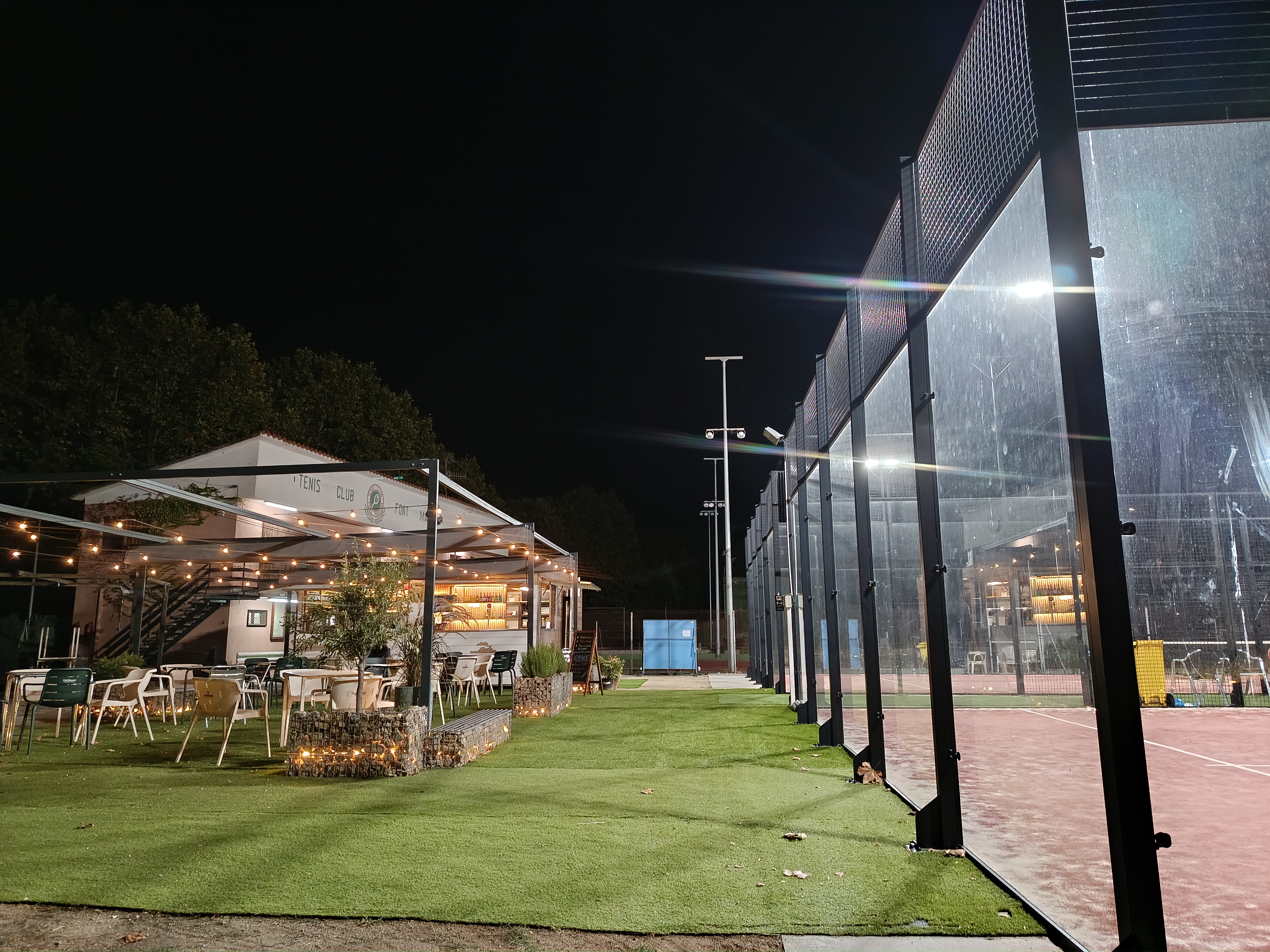 Terrassa il-luminada de Chill Padel